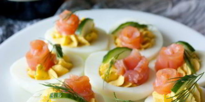 Рецепт фаршированных яиц с лососем и огурцом