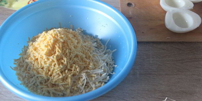 Рецепт фаршированных яиц с сыром и красной икрой