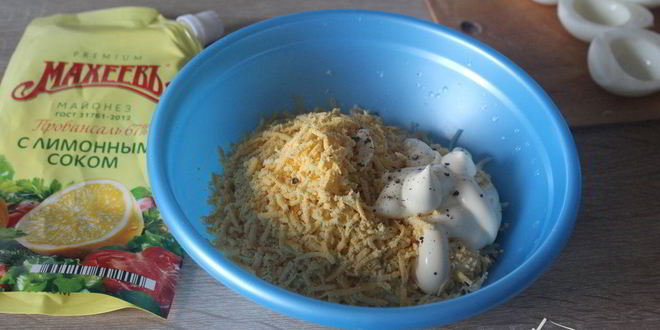 Рецепт фаршированных яиц с сыром и красной икрой