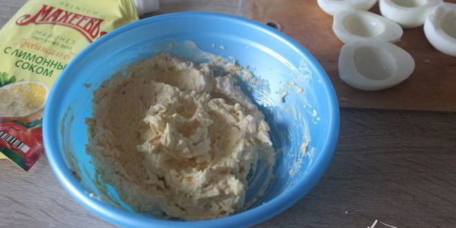 Рецепт фаршированных яиц с сыром и красной икрой