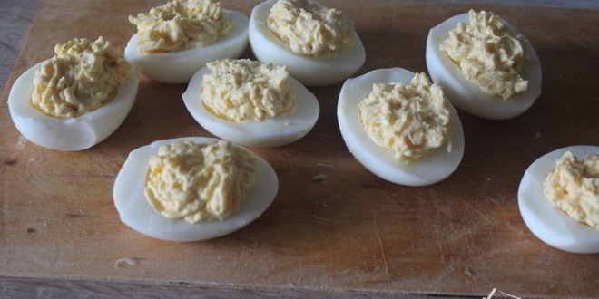 Рецепт фаршированных яиц с сыром и красной икрой