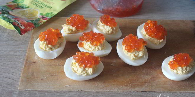 Рецепт фаршированных яиц с сыром и красной икрой