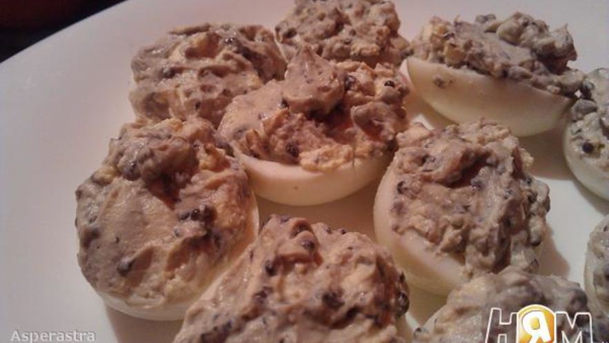 Рецепт фаршированных яиц сливочным сыром и черной икрой