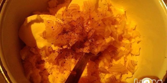 Рецепт фаршированных яиц сливочным сыром и черной икрой