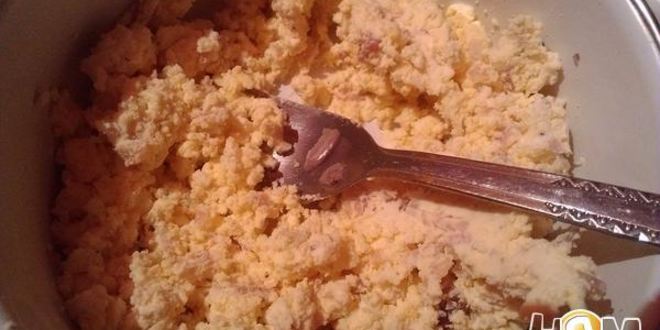 Рецепт фаршированных яиц сливочным сыром и черной икрой