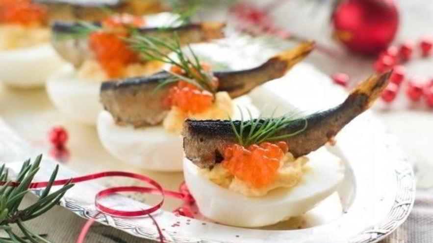 Рецепт фаршированных яиц со шпротами и красной икрой