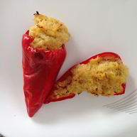 Рецепт Перцев чили, фаршированные яйцами, пореем и креветками