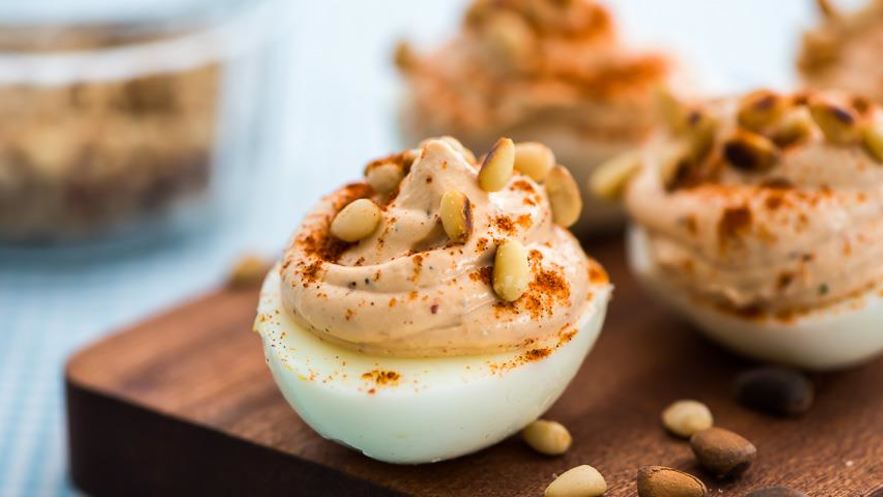 Рецепт яиц, фаршированных хумусом