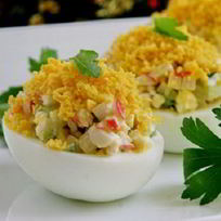 Рецепт Яиц, фаршированных крабовыми палочками и огурцом