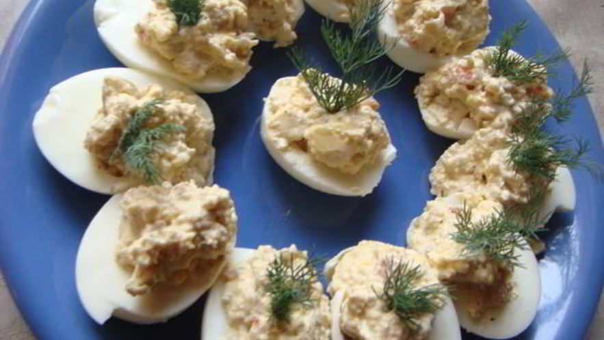 Рецепт яиц, фаршированных креветками и оливками