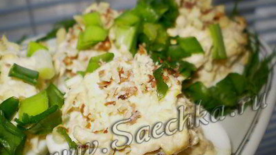 Рецепт яиц, фаршированных куриным филе и грецкими орехами