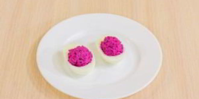 Рецепт яиц, фаршированных сельдью и свеклой