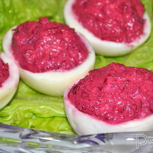 Рецепт Яиц, фаршированных свеклой и селедкой