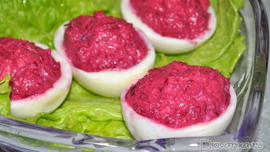Рецепт яиц, фаршированных свеклой и селедкой