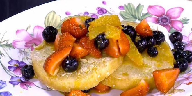 Рецепт французских гренков с апельсином и ягодами