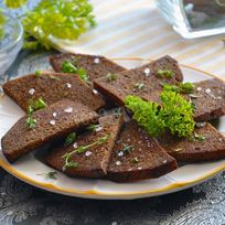 Гренки из черного хлеба с чесноком