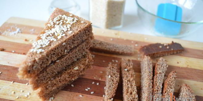 Рецепт гренков из черного хлеба с кунжутом