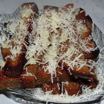 Гренки из черного хлеба с сыром и чесноком