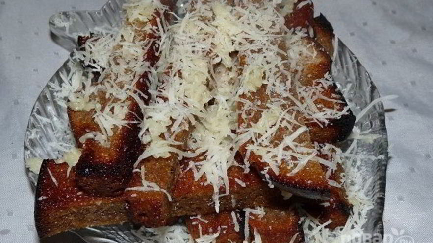 Рецепт гренков из черного хлеба с сыром и чесноком