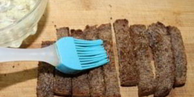 Рецепт гренков из черного хлеба с сыром и чесноком