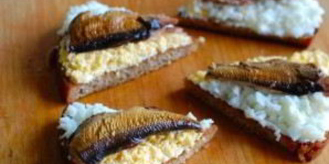 Рецепт гренков из черного хлеба с яйцом