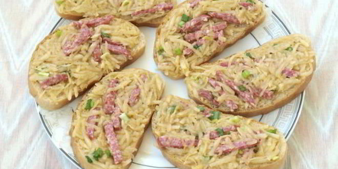 Рецепт гренков с колбасой и картофелем