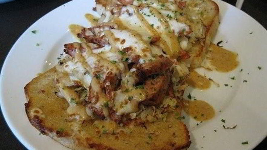 Рецепт гренков с курицей и сыром