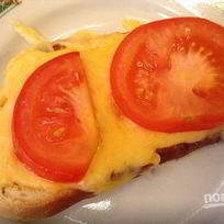 Гренки с помидорами, сыром и чесноком