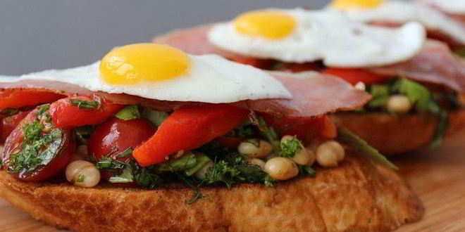 Рецепт гренков с салатом завтрак чемпиона