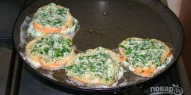 Рецепт гренков с сыром и яйцом на сковороде