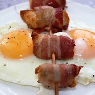 Рецепт Хрустящих гренков в ароматном беконе с глазуньей