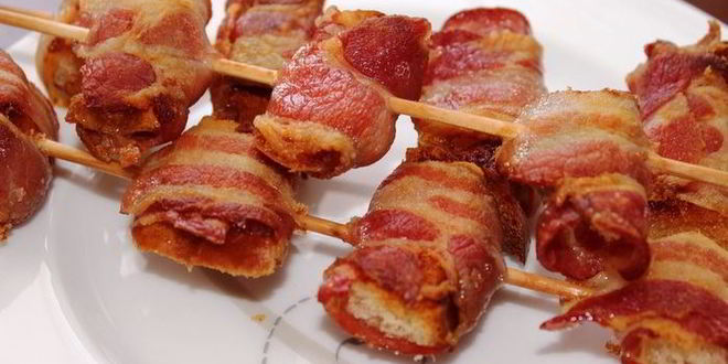 Рецепт хрустящих гренков в ароматном беконе с глазуньей