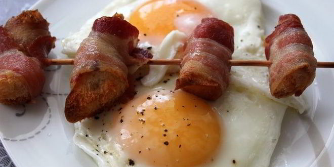 Рецепт хрустящих гренков в ароматном беконе с глазуньей