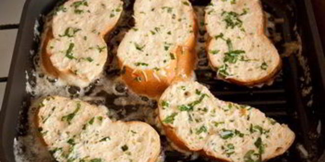 Рецепт несладких гренков с беконом и помидорами