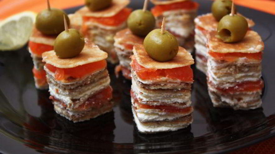 Рецепт канапе из блинов на шпажках