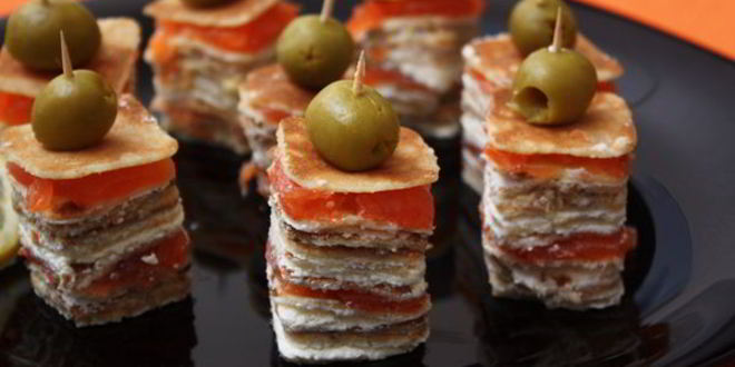 Рецепт канапе из блинов на шпажках