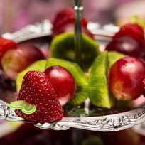 Канапе из фруктов на шпажках