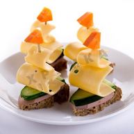 Рецепт Канапе Кораблики с колбасой и сыром на шпажках