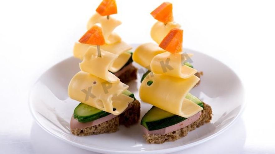 Рецепт канапе кораблики с колбасой и сыром на шпажках