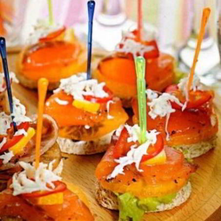 Рецепт Канапе с хурмой и красной рыбой