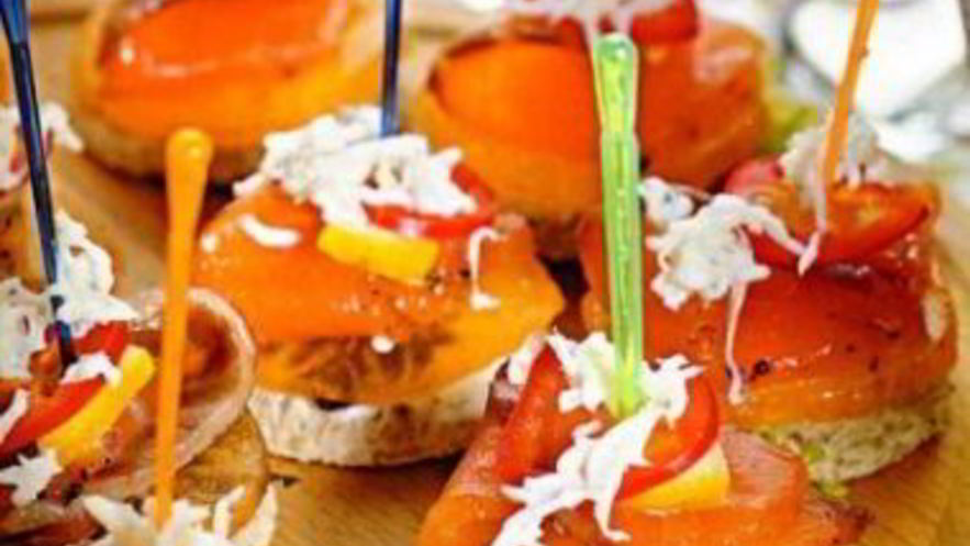 Рецепт канапе с хурмой и красной рыбой