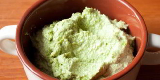 Рецепт канапе с кремом из феты и песто с томатами