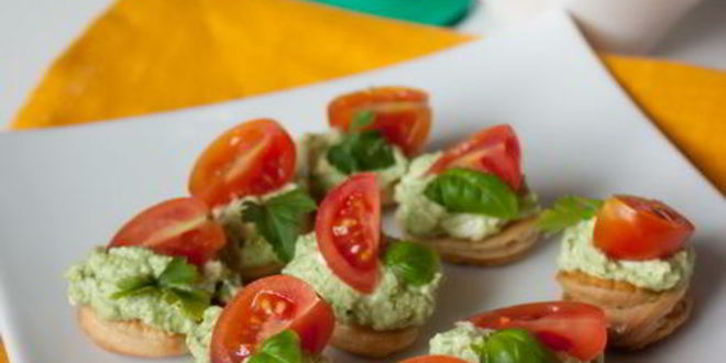 Рецепт канапе с кремом из феты и песто с томатами