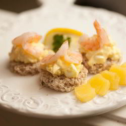 Рецепт Канапе с креветками и ананасом