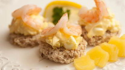 Рецепт Канапе с креветками и ананасом