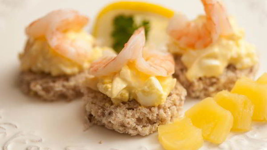 Рецепт канапе с креветками и ананасом