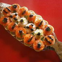 Рецепт Канапе с лососем и ароматным маслом