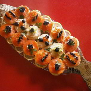 Рецепт Канапе с лососем и ароматным маслом