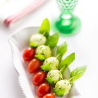 Рецепт Канапе с мини-моцареллой и помидорами черри