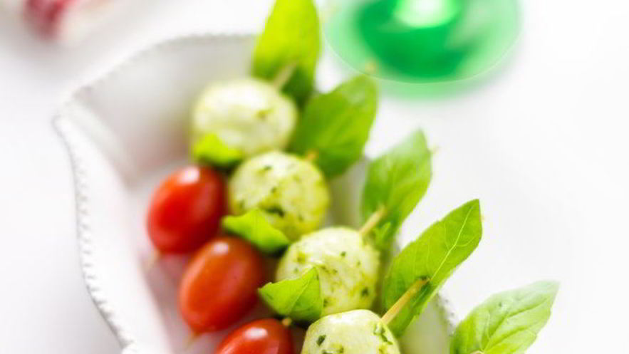 Рецепт канапе с мини-моцареллой и помидорами черри